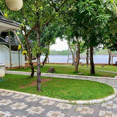 Waterfront By Palmyra Appartement Kollam Buitenkant foto