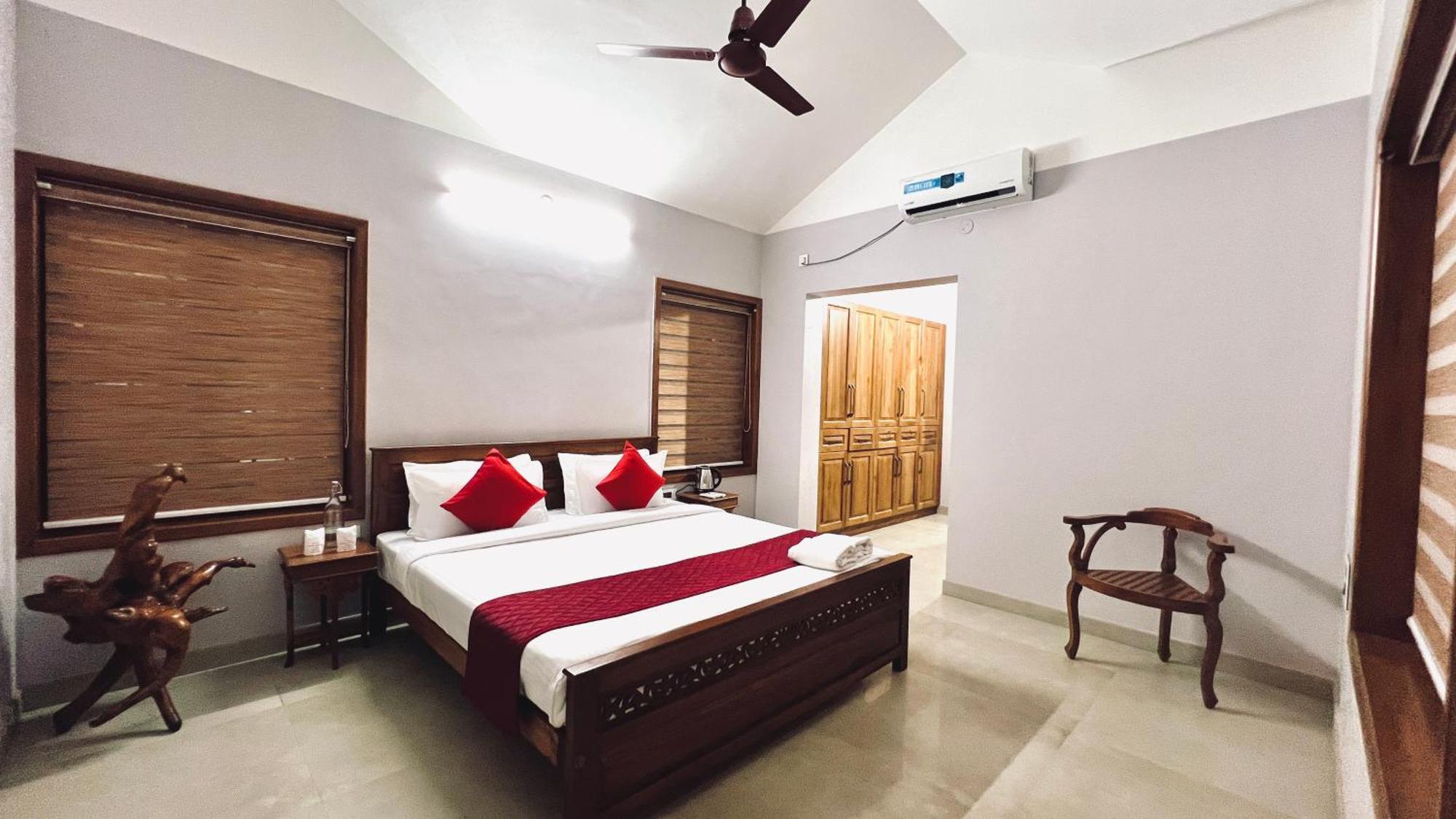 Waterfront By Palmyra Appartement Kollam Buitenkant foto