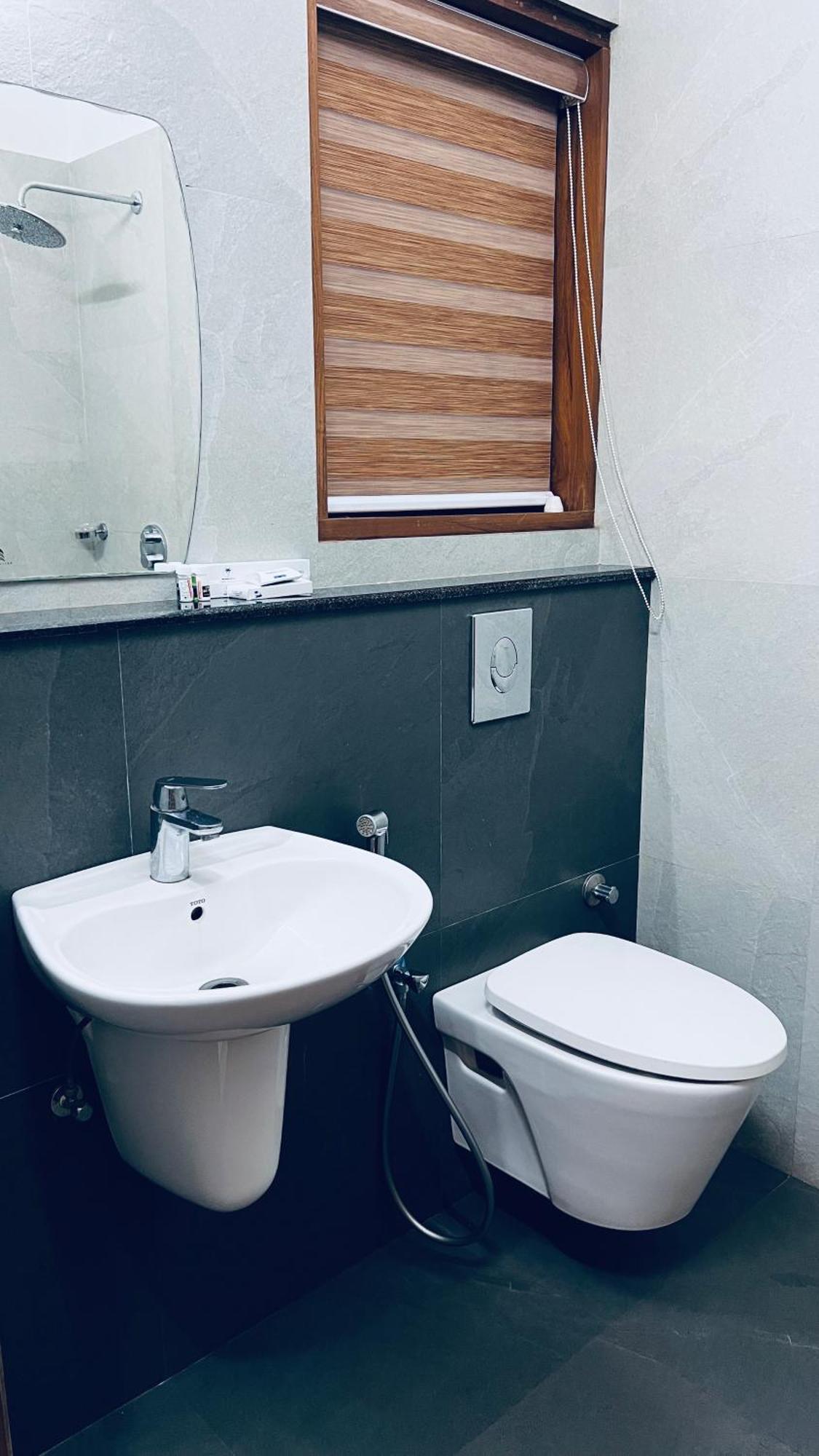Waterfront By Palmyra Appartement Kollam Buitenkant foto