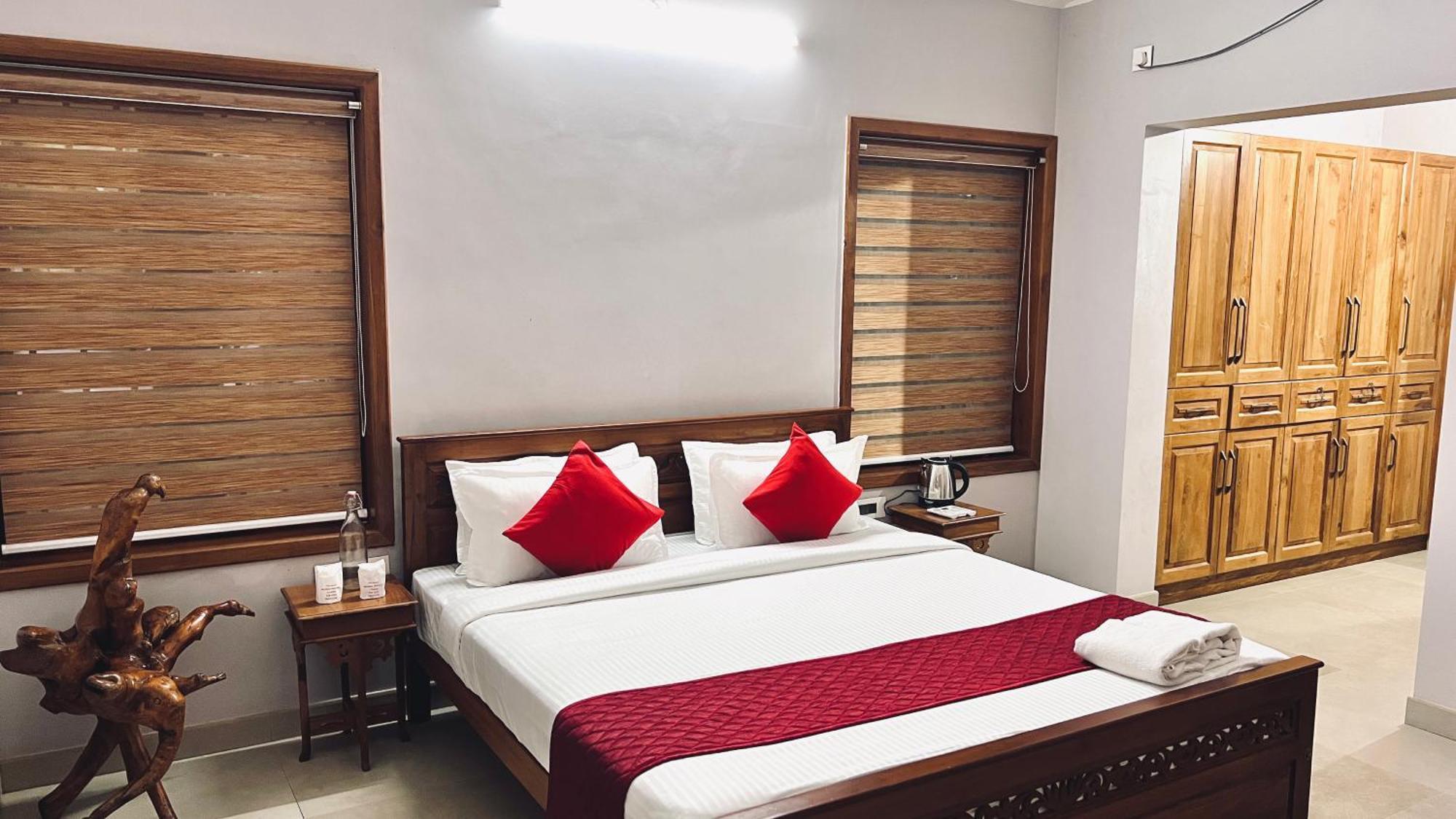 Waterfront By Palmyra Appartement Kollam Buitenkant foto