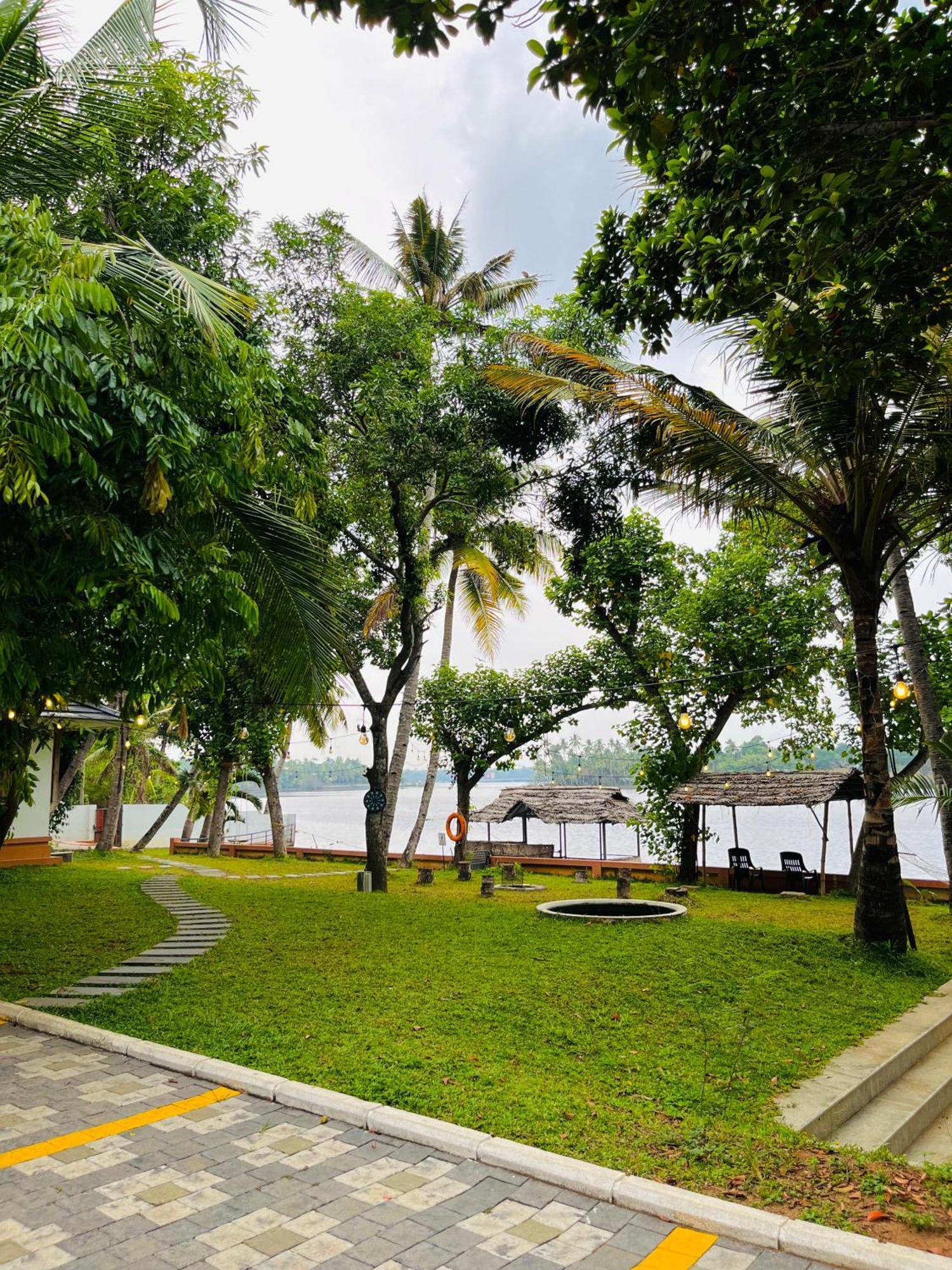Waterfront By Palmyra Appartement Kollam Buitenkant foto